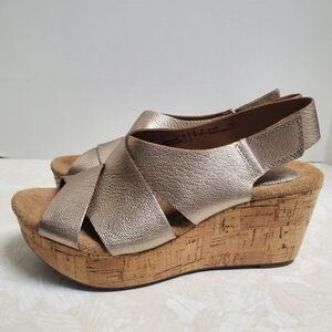 Clarks Annadel Eirwyn Metallic Thick Strap Wedge Sandal Gold Champagne 4 In.